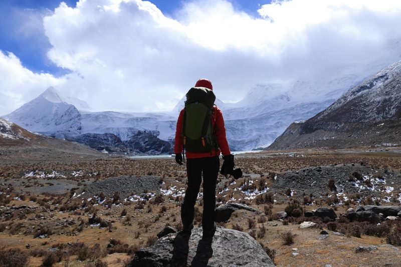 woman-hiker-with-camera-in-winter-mountains-8HZH2E4.JPG-compressed.jpeg